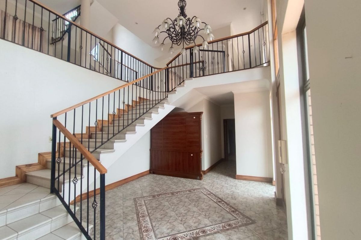 Versatile Mountain Home With Flatlet Space - Photo 3