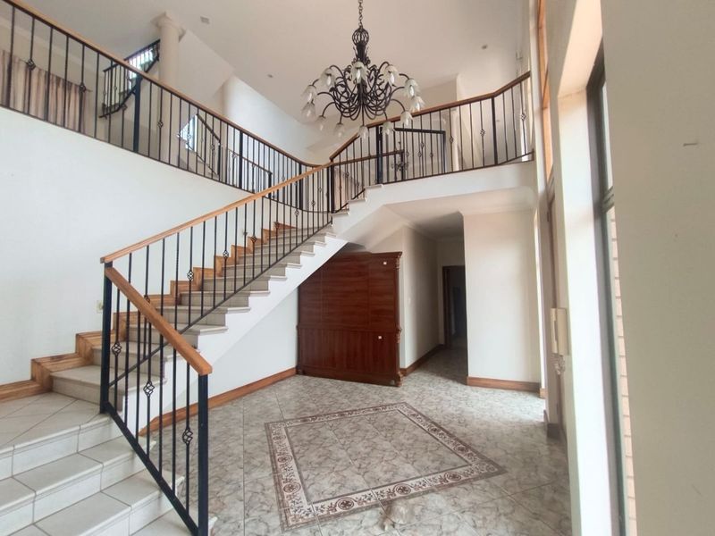 Versatile Mountain Home With Flatlet Space - Photo 3