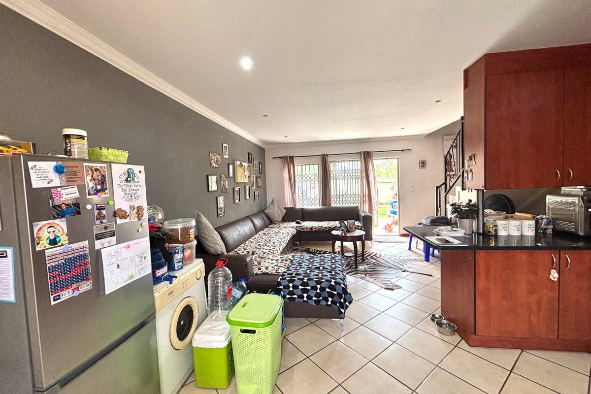 Comfortable 2 Bedroom Living in a Secure Annlin Estate - Photo 4