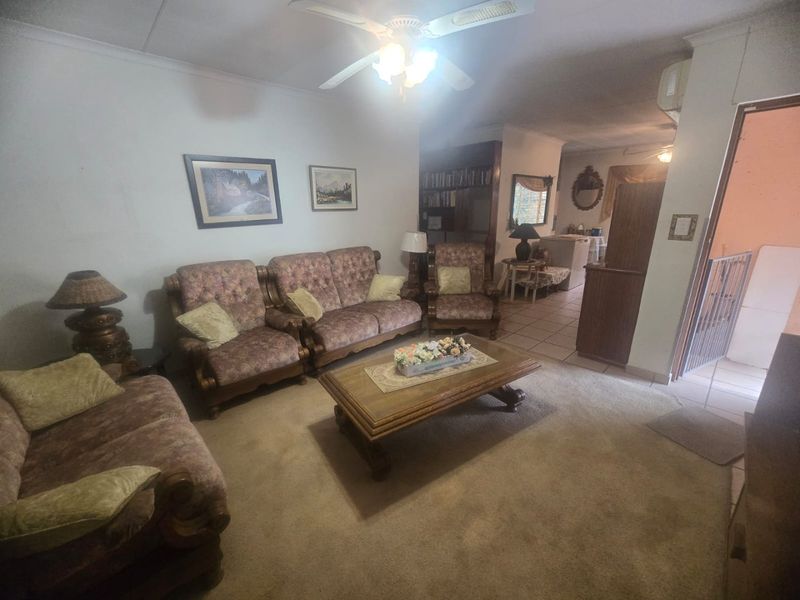 4 Bedroom House with Flatlet - Photo 2