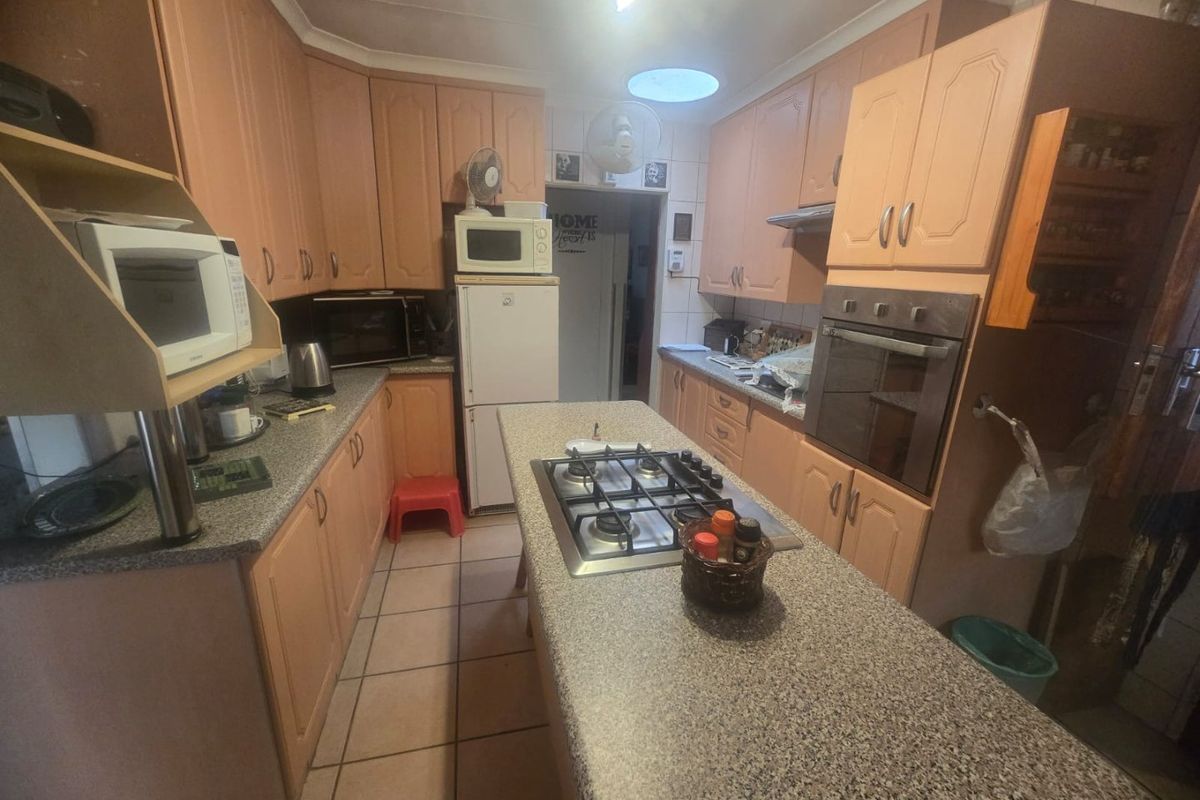 4 Bedroom House with Flatlet - Photo 4