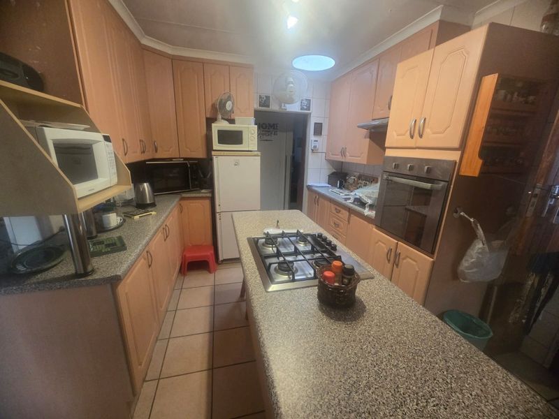 4 Bedroom House with Flatlet - Photo 4