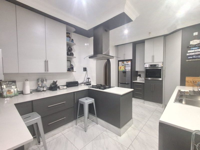 Neat-as-a-Pin 3-Bedroom Face brick Home with Granny Flat. - Photo 8