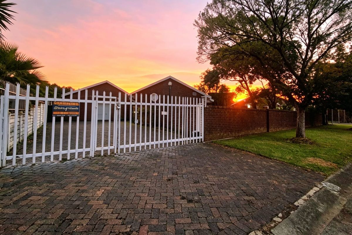 Neat-as-a-Pin 3-Bedroom Face brick Home with Granny Flat. - Photo 2