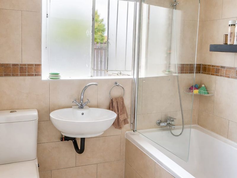 Neat 3-Bedroom Home Close to Town on a 404 sqm Stand - Photo 7