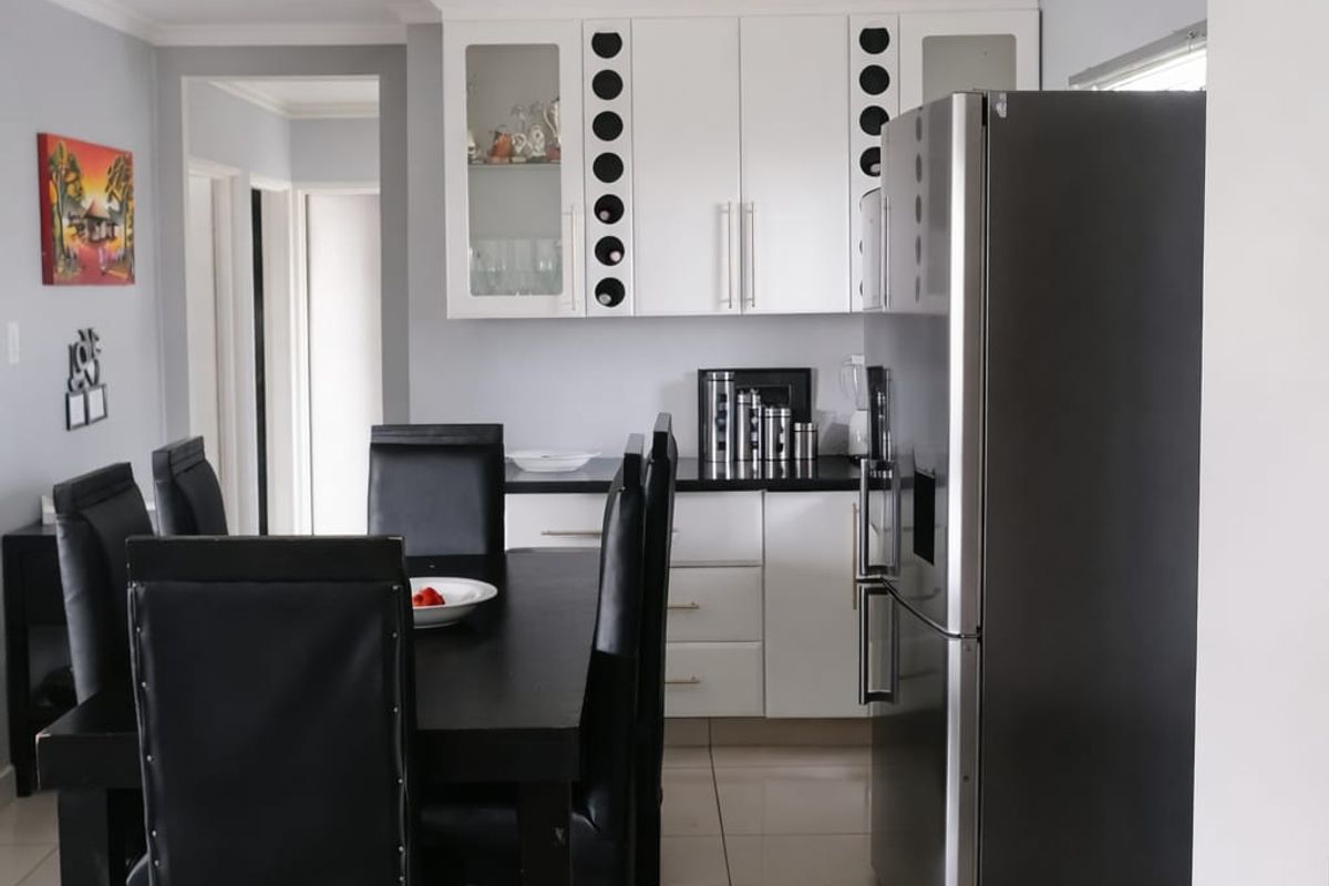 Neat 3-Bedroom Home Close to Town on a 404 sqm Stand - Photo 4