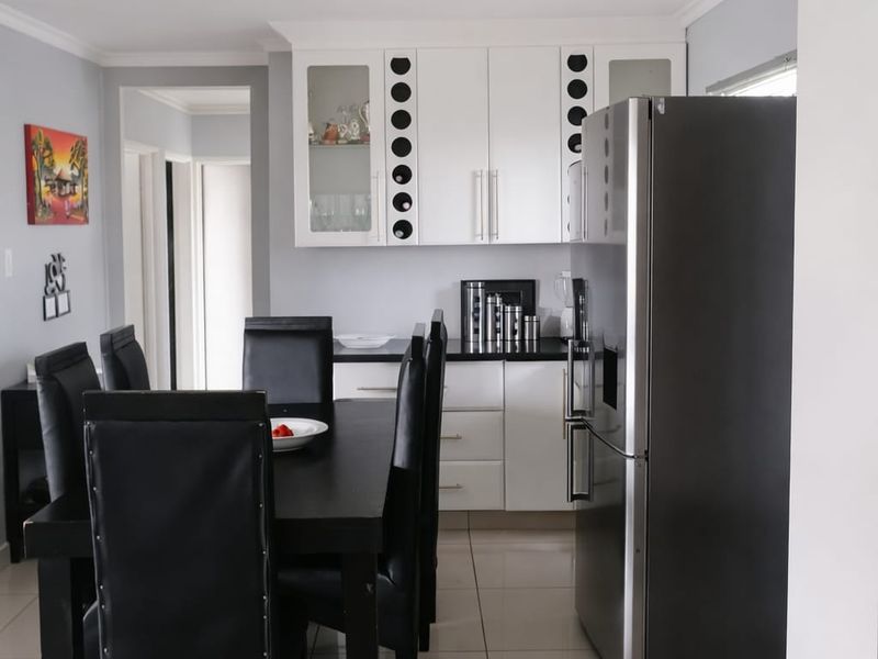 Neat 3-Bedroom Home Close to Town on a 404 sqm Stand - Photo 4