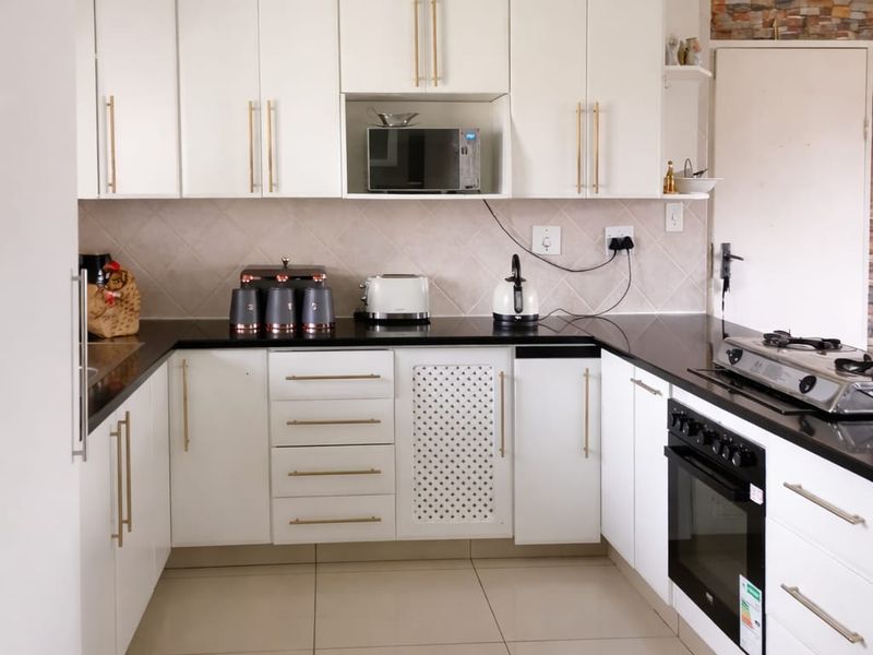 Neat 3-Bedroom Home Close to Town on a 404 sqm Stand - Photo 3