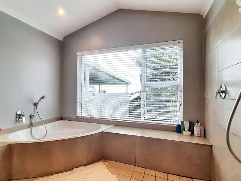 Coastal Elegance Meets Uninterrupted Sea Views - Photo 3