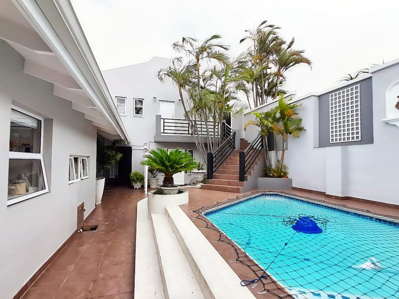 Coastal Elegance Meets Uninterrupted Sea Views - Photo 5