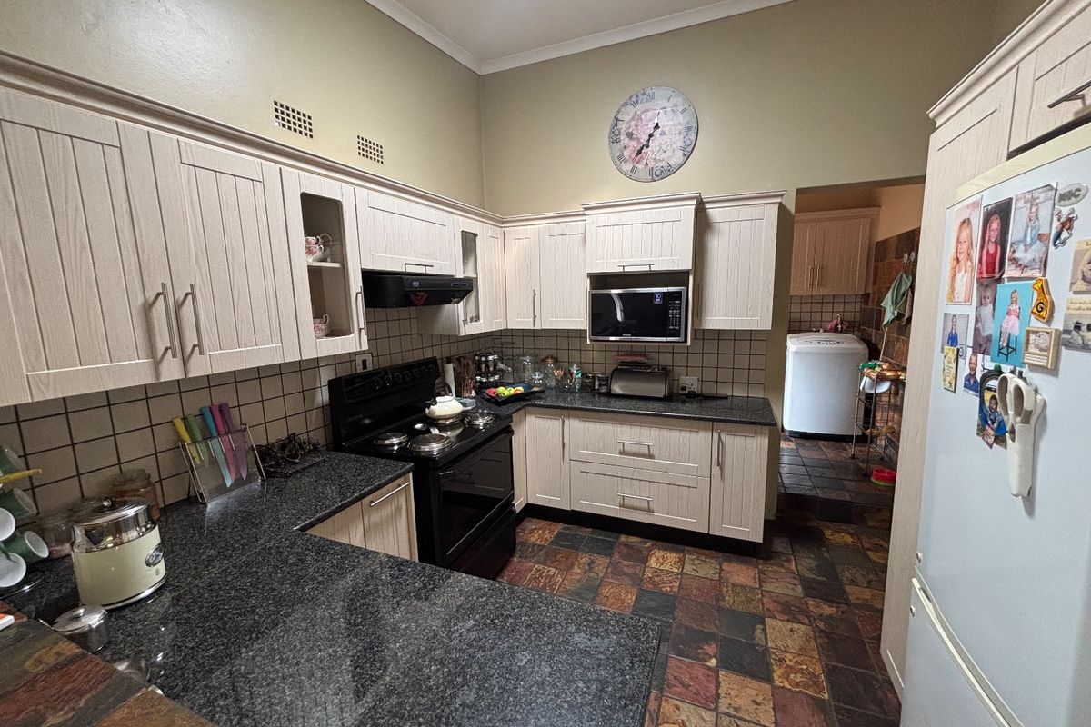 Spacious Family Home In Quiet Culdesac - Photo 3