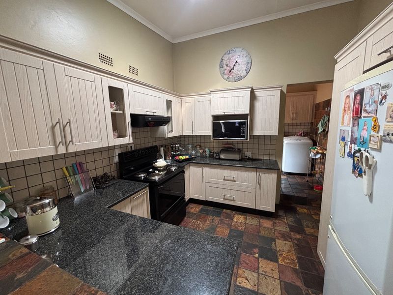 Spacious Family Home In Quiet Culdesac - Photo 3