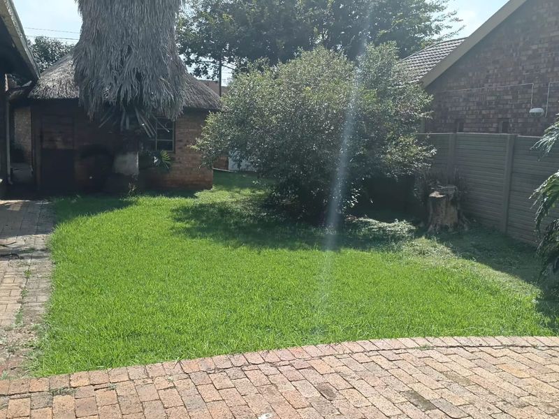 Spacious 5-Bedroom Family Home with Pool, Lapa in Pietersfield enclosed AREA Springs - Photo 5