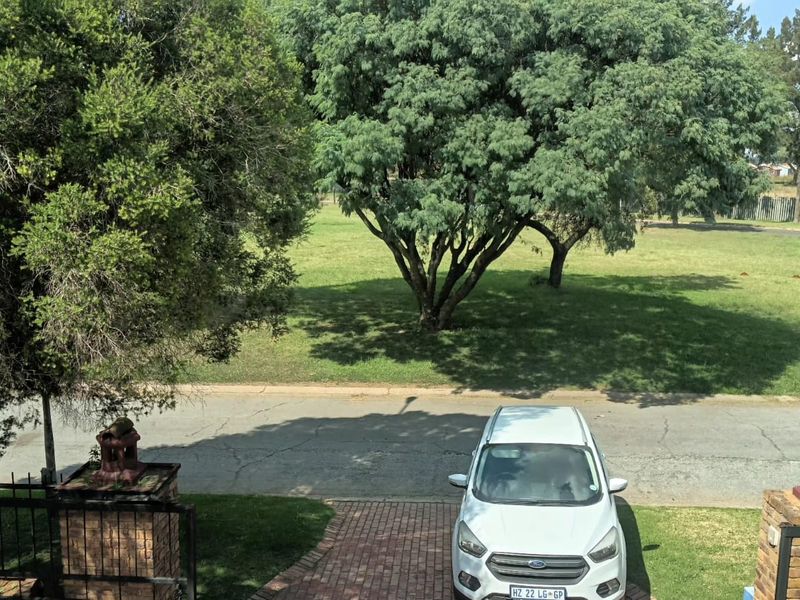 Spacious 5-Bedroom Family Home with Pool, Lapa in Pietersfield enclosed AREA Springs - Photo 9