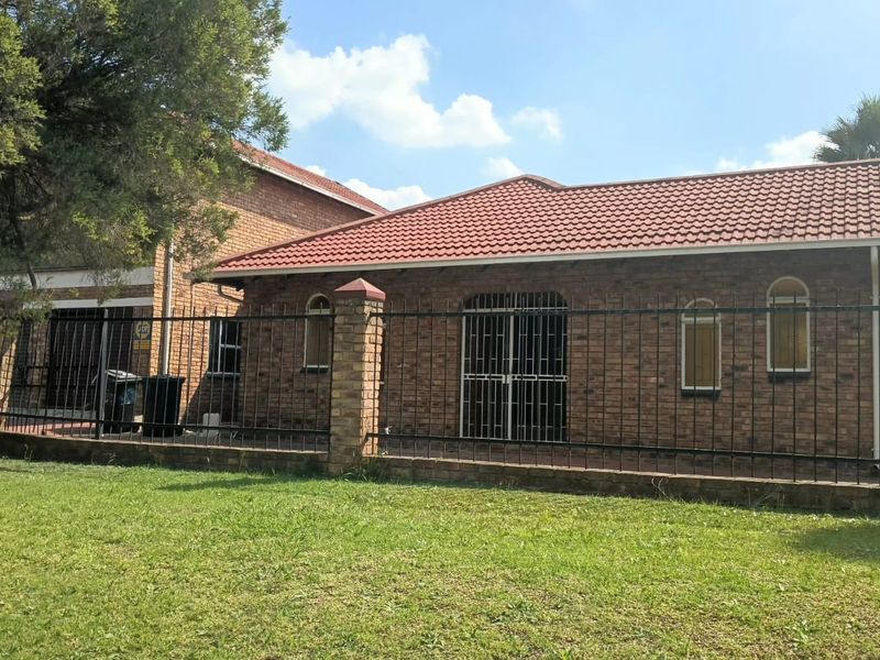 Spacious 5-Bedroom Family Home with Pool, Lapa in Pietersfield enclosed AREA Springs - Photo 2