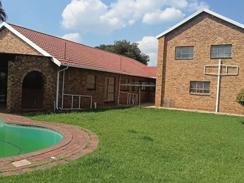 Spacious 5-Bedroom Family Home with Pool, Lapa in Pietersfield enclosed AREA Springs - Photo 8