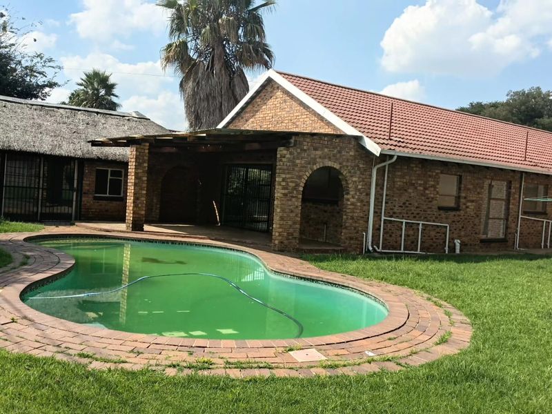 Spacious 5-Bedroom Family Home with Pool, Lapa in Pietersfield enclosed AREA Springs - Photo 7