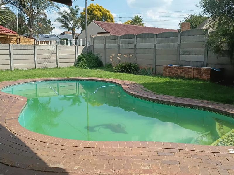 Spacious 5-Bedroom Family Home with Pool, Lapa in Pietersfield enclosed AREA Springs - Photo 6