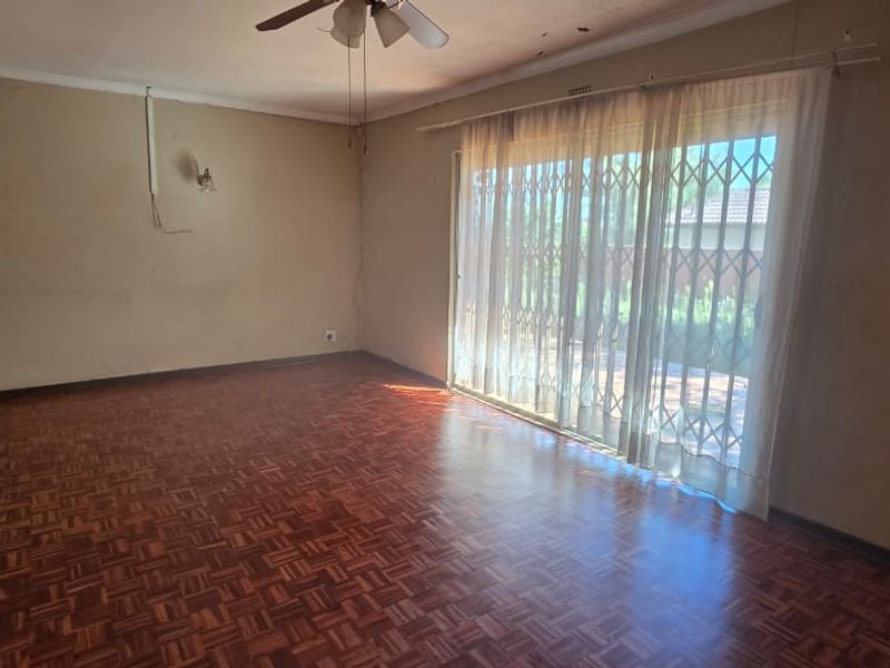 Exclusive Sole Mandate! Spacious Family Living with Flatlet in Roodia, Vaalpark - Photo 10