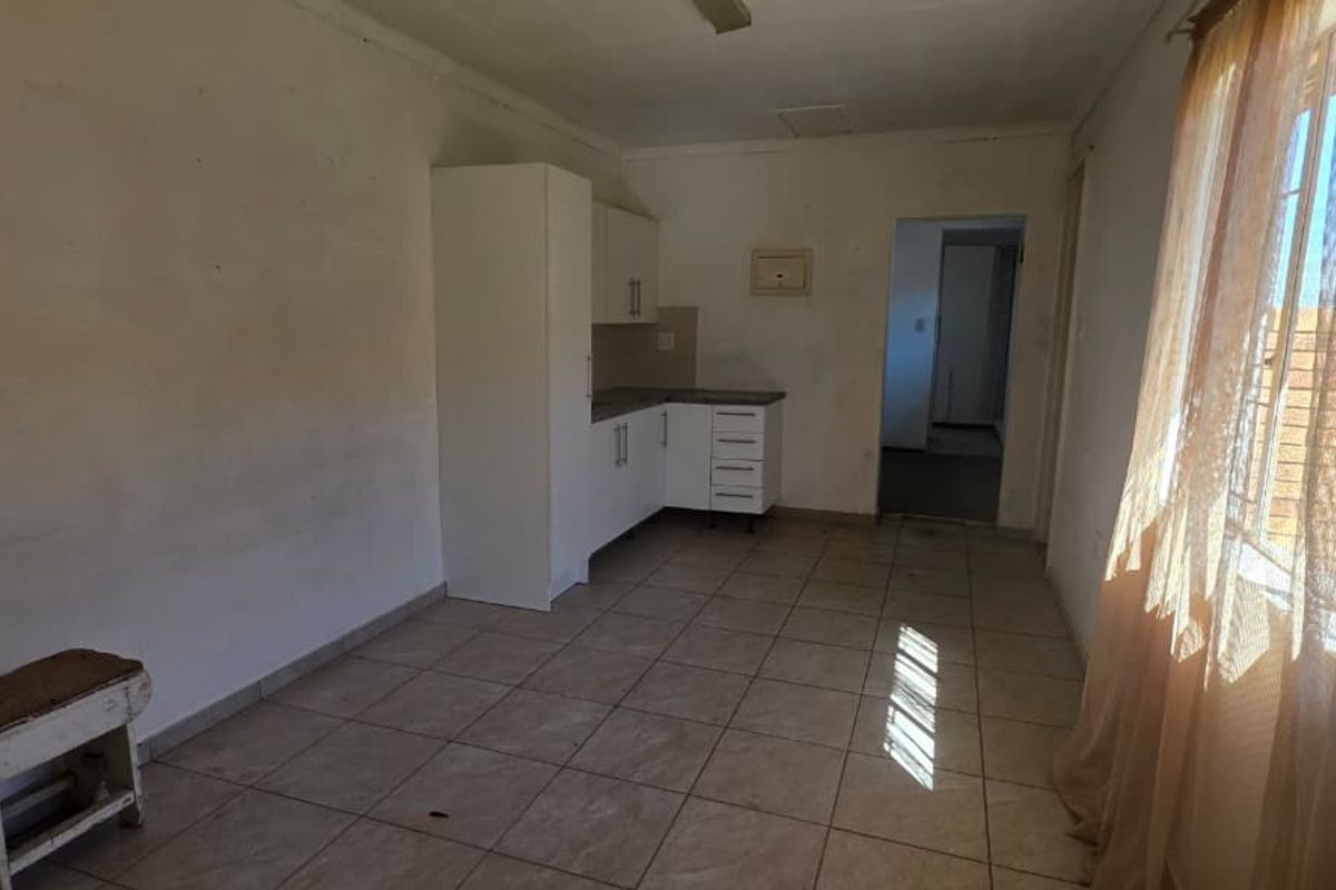 Exclusive Sole Mandate! Spacious Family Living with Flatlet in Roodia, Vaalpark - Photo 2