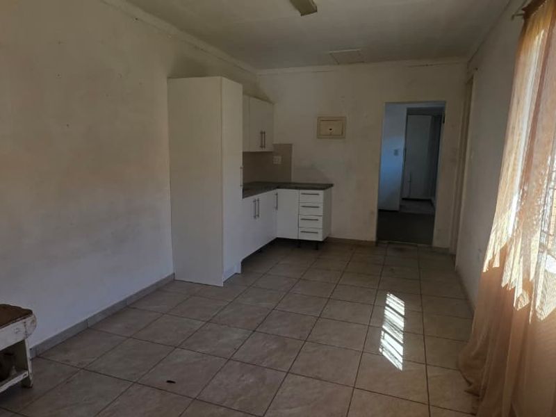 Exclusive Sole Mandate! Spacious Family Living with Flatlet in Roodia, Vaalpark - Photo 2