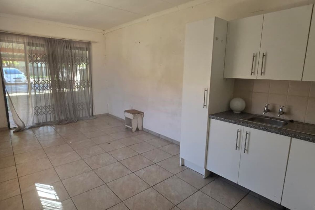 Exclusive Sole Mandate! Spacious Family Living with Flatlet in Roodia, Vaalpark - Photo 3