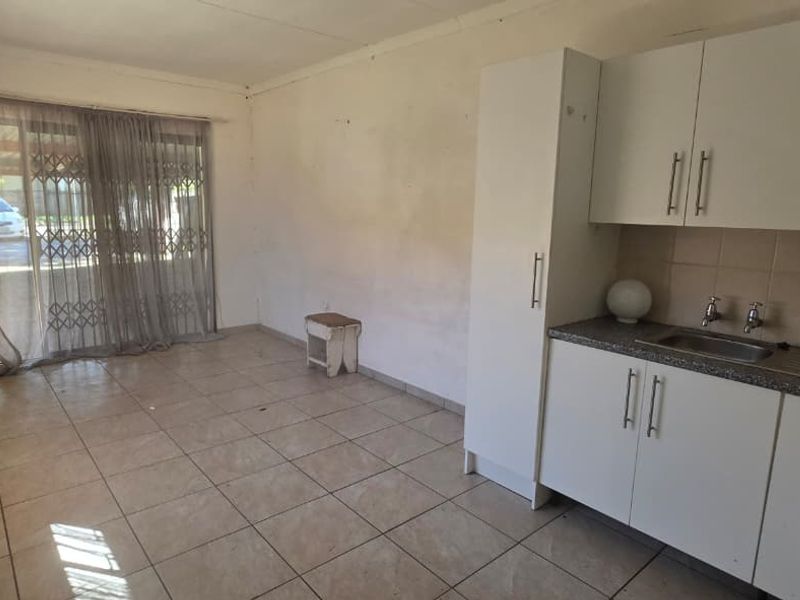 Exclusive Sole Mandate! Spacious Family Living with Flatlet in Roodia, Vaalpark - Photo 3