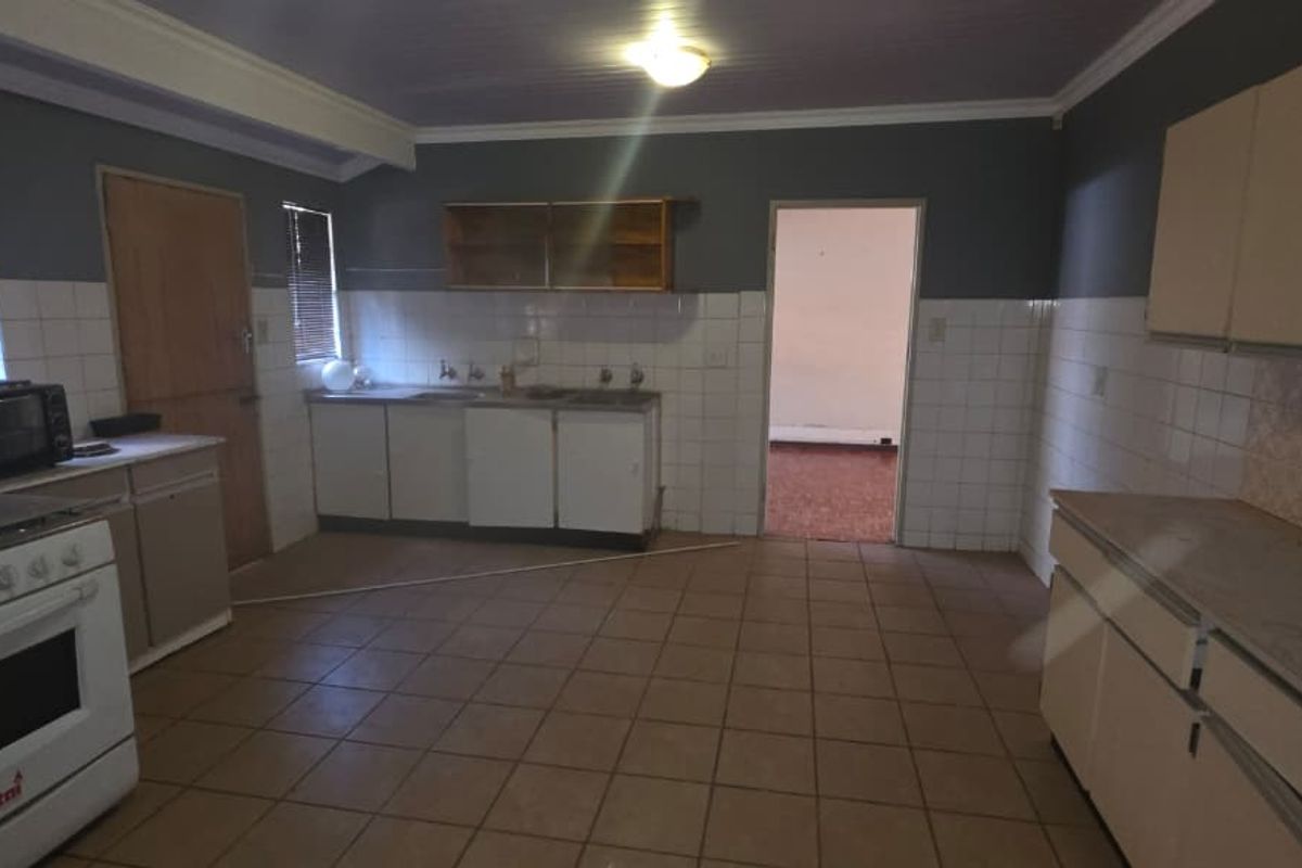Exclusive Sole Mandate! Spacious Family Living with Flatlet in Roodia, Vaalpark - Photo 5