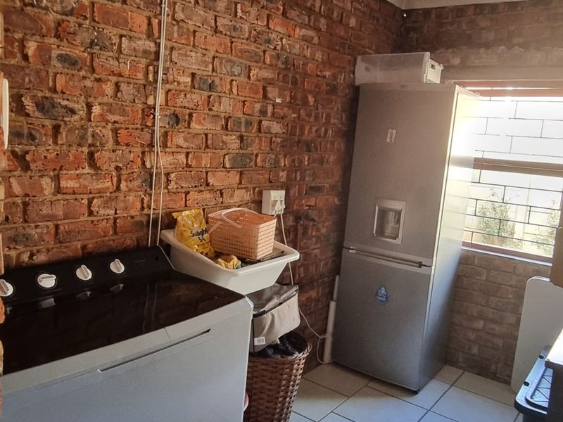 Spacious 3-Bedroom Home with Endless Potential - Photo 10