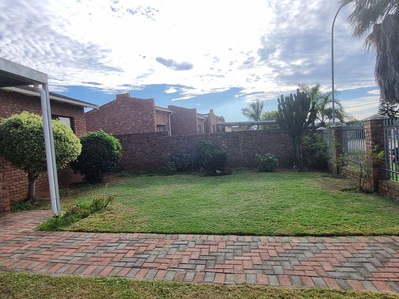 Spacious 3-Bedroom Home with Endless Potential - Photo 4