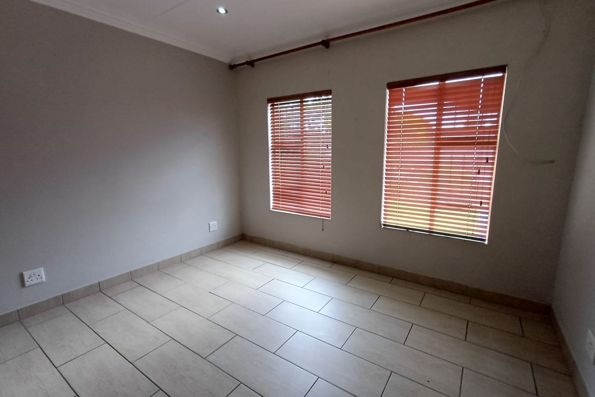 BACHELORS Unit available from 01/05/26 - Photo 3
