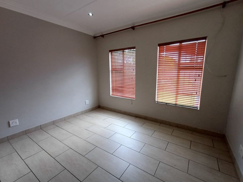 BACHELORS Unit available from 01/05/26 - Photo 3