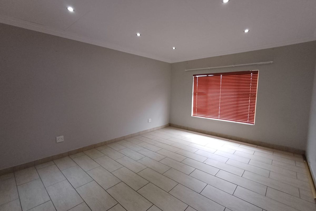 BACHELORS Unit available from 01/05/26 - Photo 4