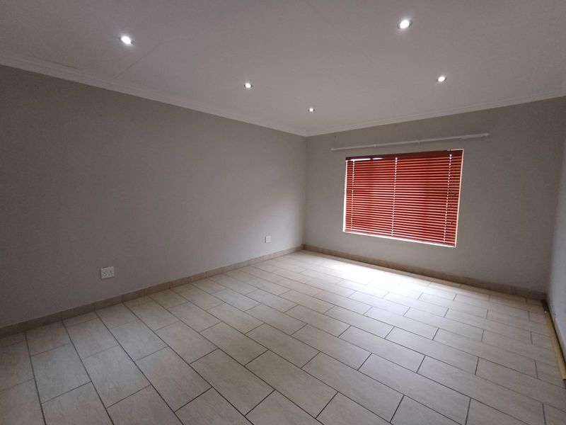 BACHELORS Unit available from 01/05/26 - Photo 4