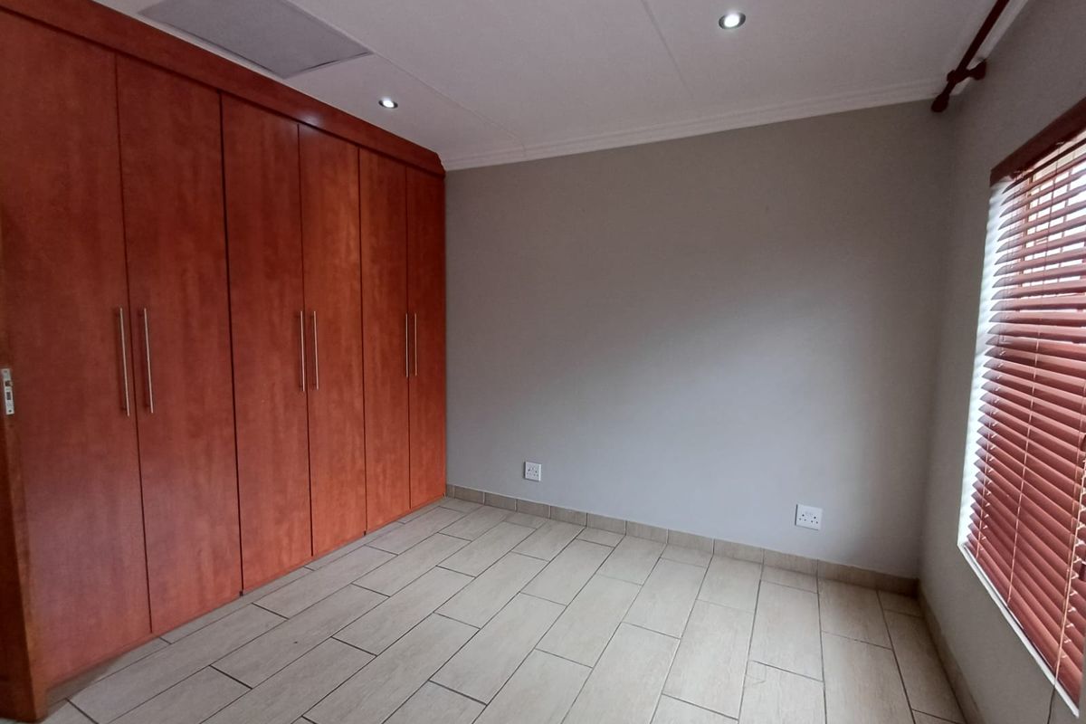 BACHELORS Unit available from 01/05/26 - Photo 5