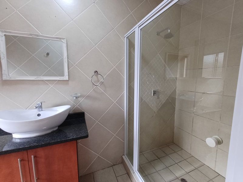 BACHELORS Unit available from 01/05/26 - Photo 8