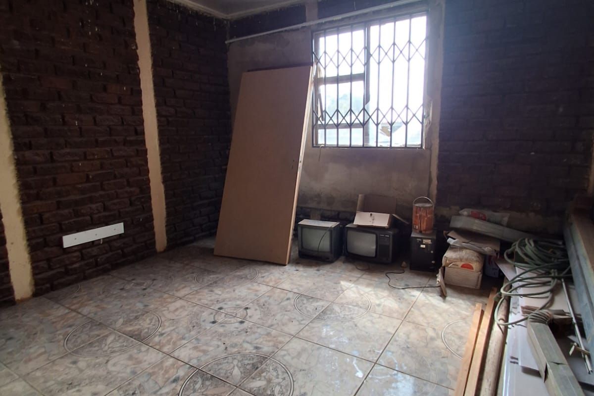 Investor’s Dream with Endless Potential in Sebokeng Zone 3. - Photo 4