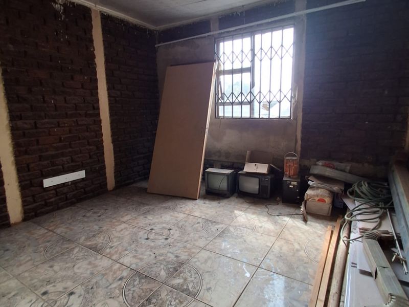 Investor’s Dream with Endless Potential in Sebokeng Zone 3. - Photo 4