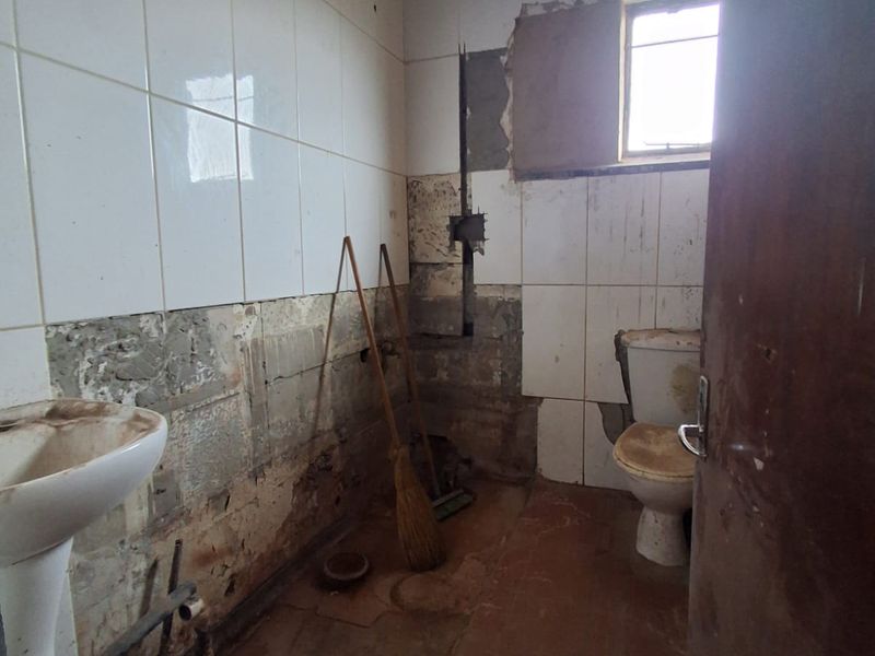 Investor’s Dream with Endless Potential in Sebokeng Zone 3. - Photo 5