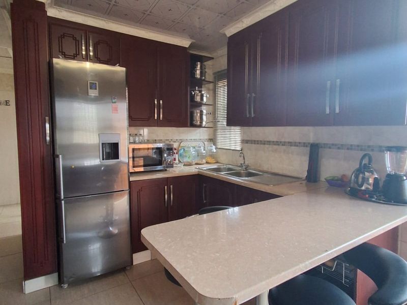 Your Perfect Family Haven Awaits in Unitas Park! - Photo 10