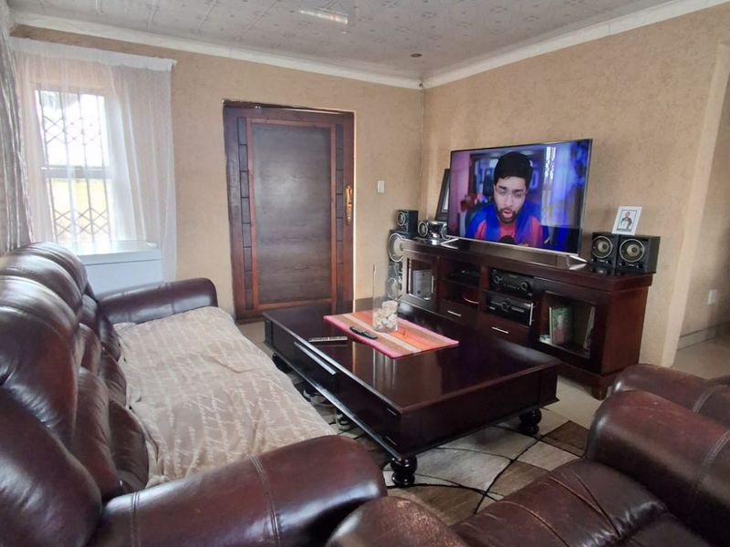 Your Perfect Family Haven Awaits in Unitas Park! - Photo 8