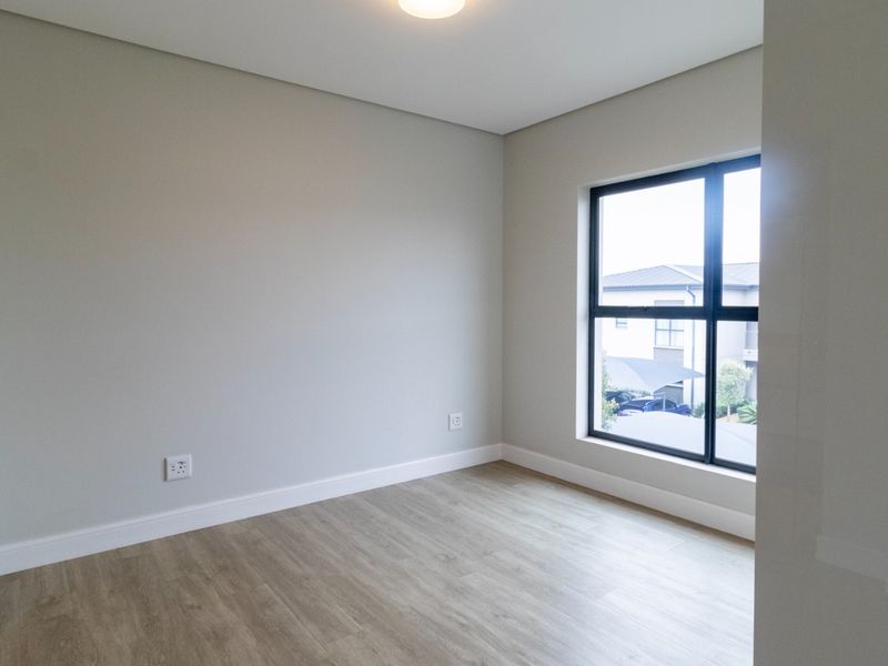 Luxurious 3-Bedroom Ground Floor Corner Unit, pet friendly in Whistling Thorns - Photo 8