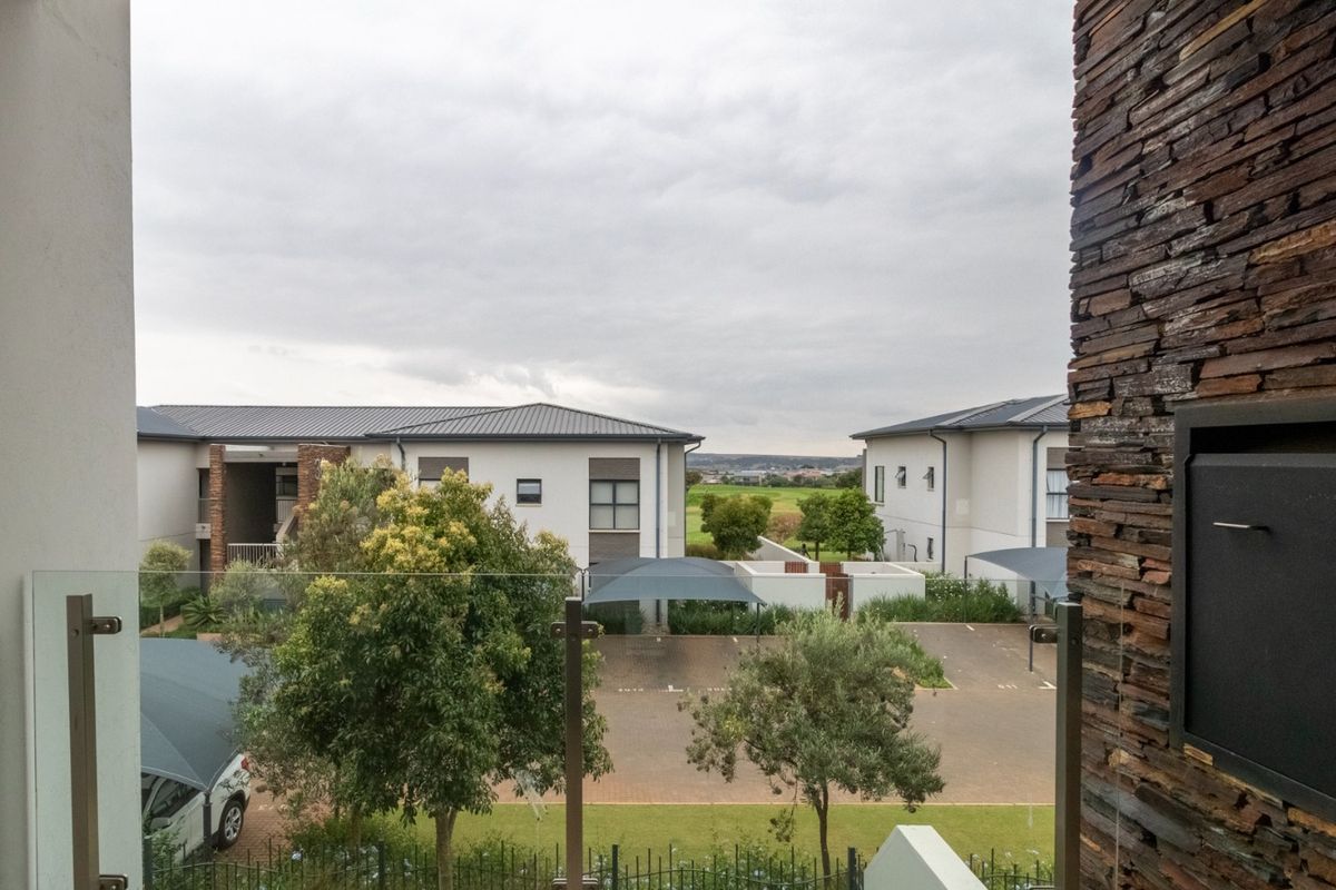 Stunning 3-Bedroom Ground Floor Corner Unit, pet friendly in Whistling Thorns - Photo 5