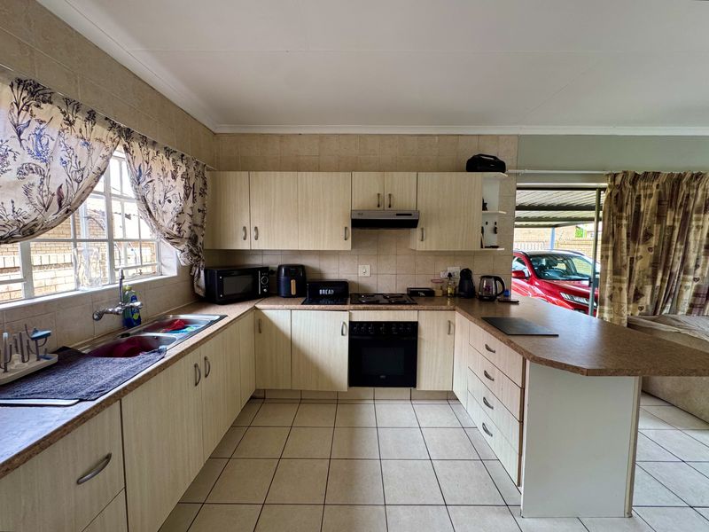 2-Bedroom Home with Backup Water & Walking Distance from Amenities in Reyno Ridge - Photo 6