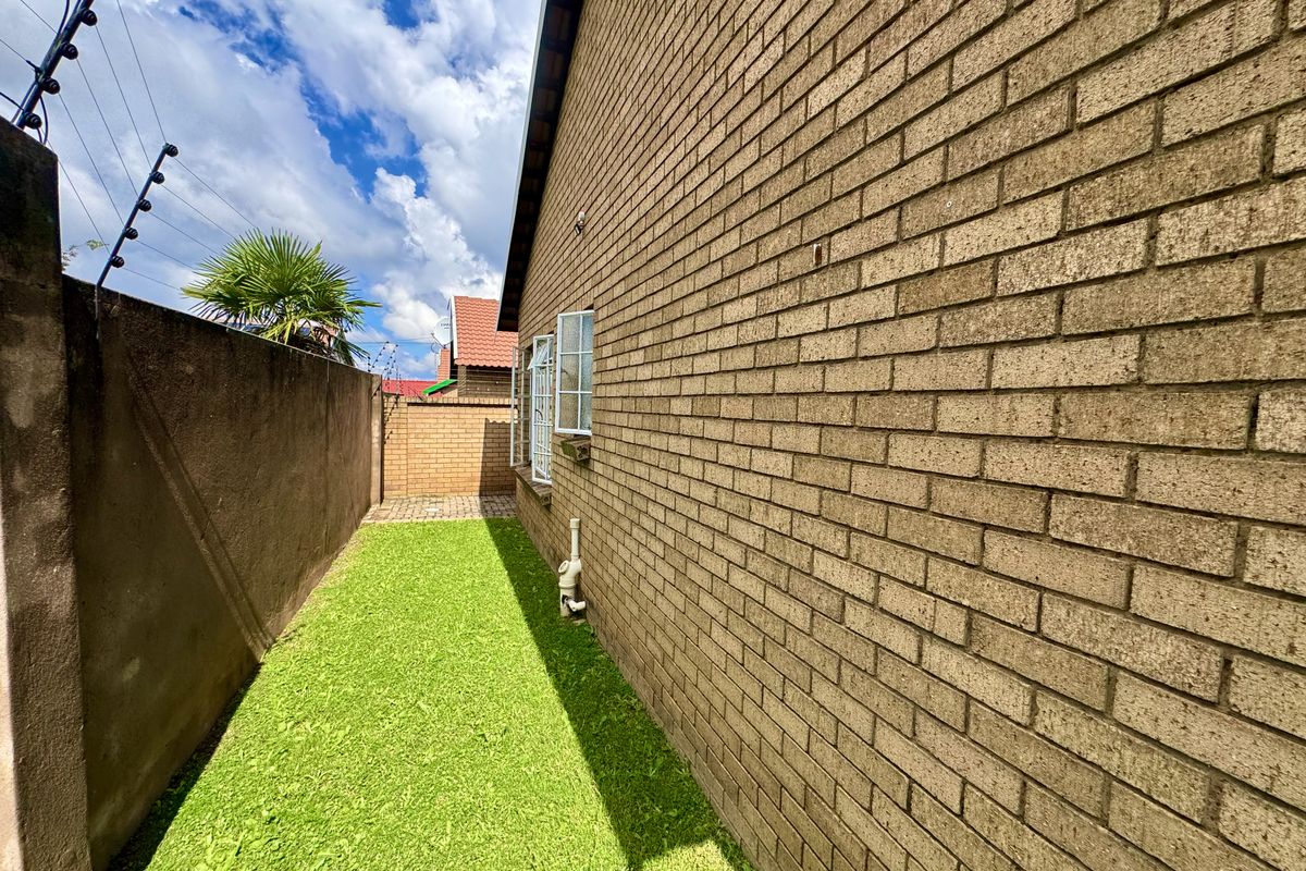 2-Bedroom Home with Backup Water & Walking Distance from Amenities in Reyno Ridge - Photo 3