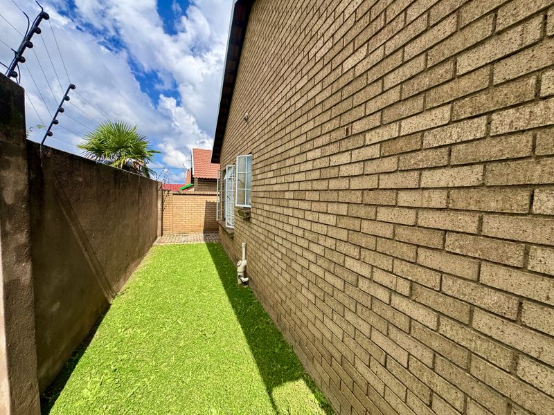 2-Bedroom Home with Backup Water & Walking Distance from Amenities in Reyno Ridge - Photo 3