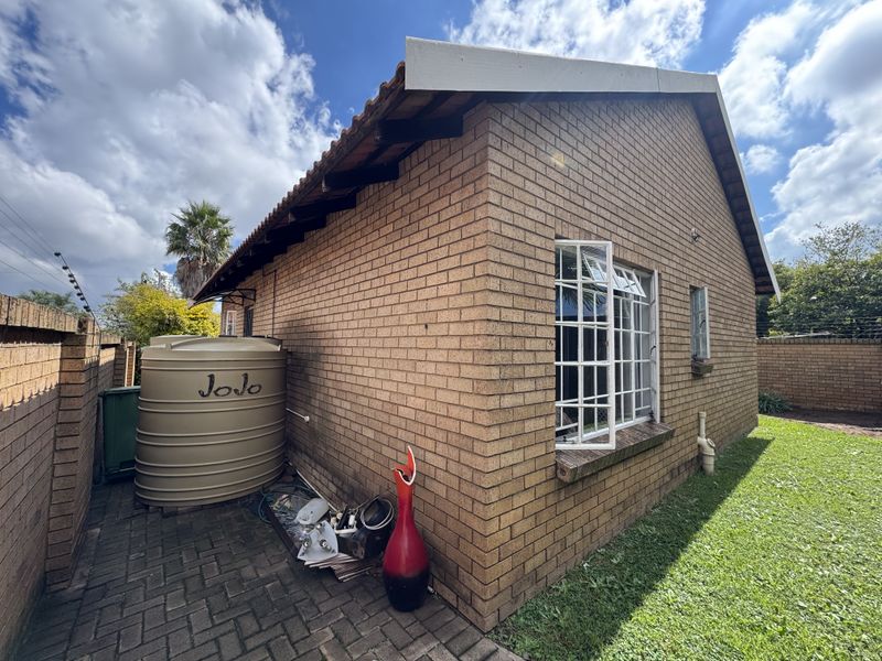2-Bedroom Home with Backup Water & Walking Distance from Amenities in Reyno Ridge - Photo 4