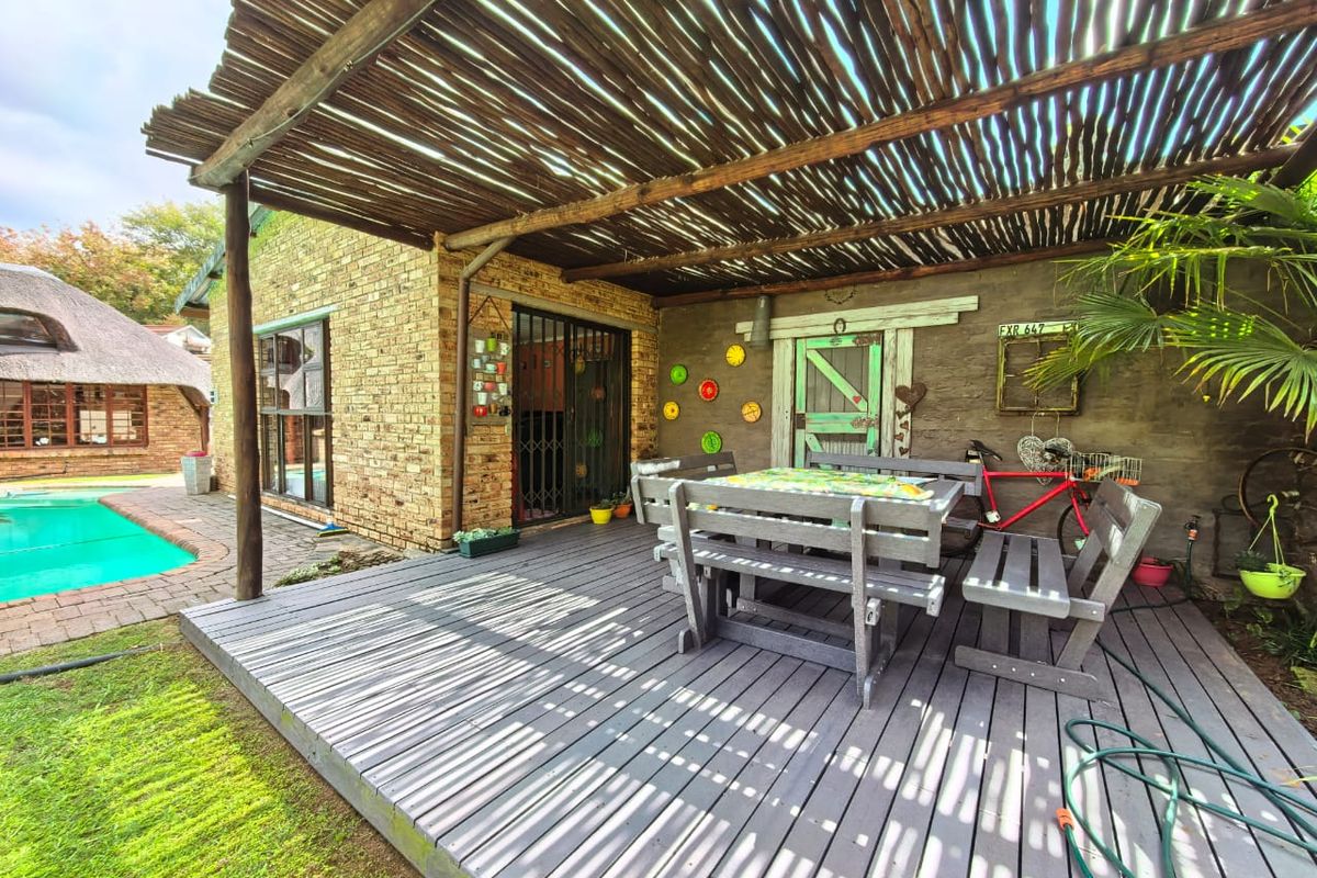 Beautiful family house for sale in Sasolburg in a prime area with everything you need - Photo 2