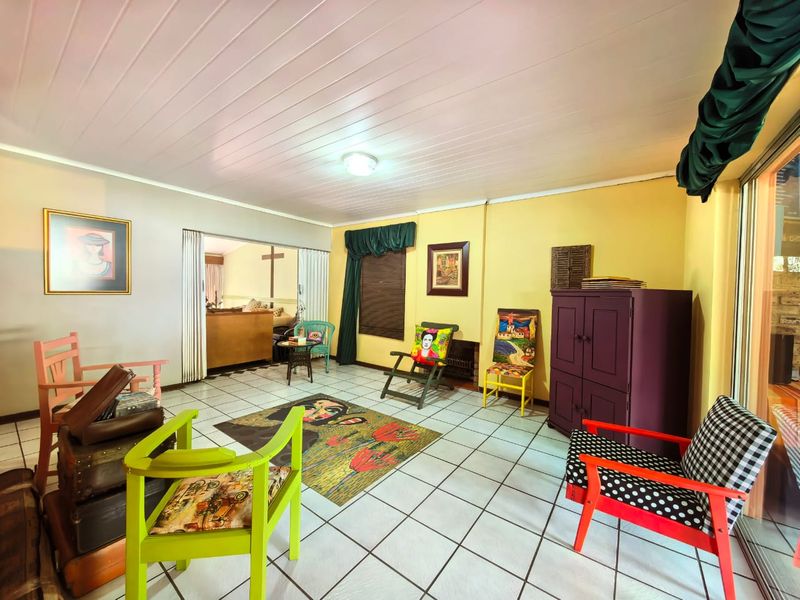 Beautiful family house for sale in Sasolburg in a prime area with everything you need - Photo 10