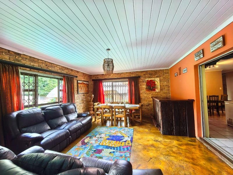 Beautiful family house for sale in Sasolburg in a prime area with everything you need - Photo 9